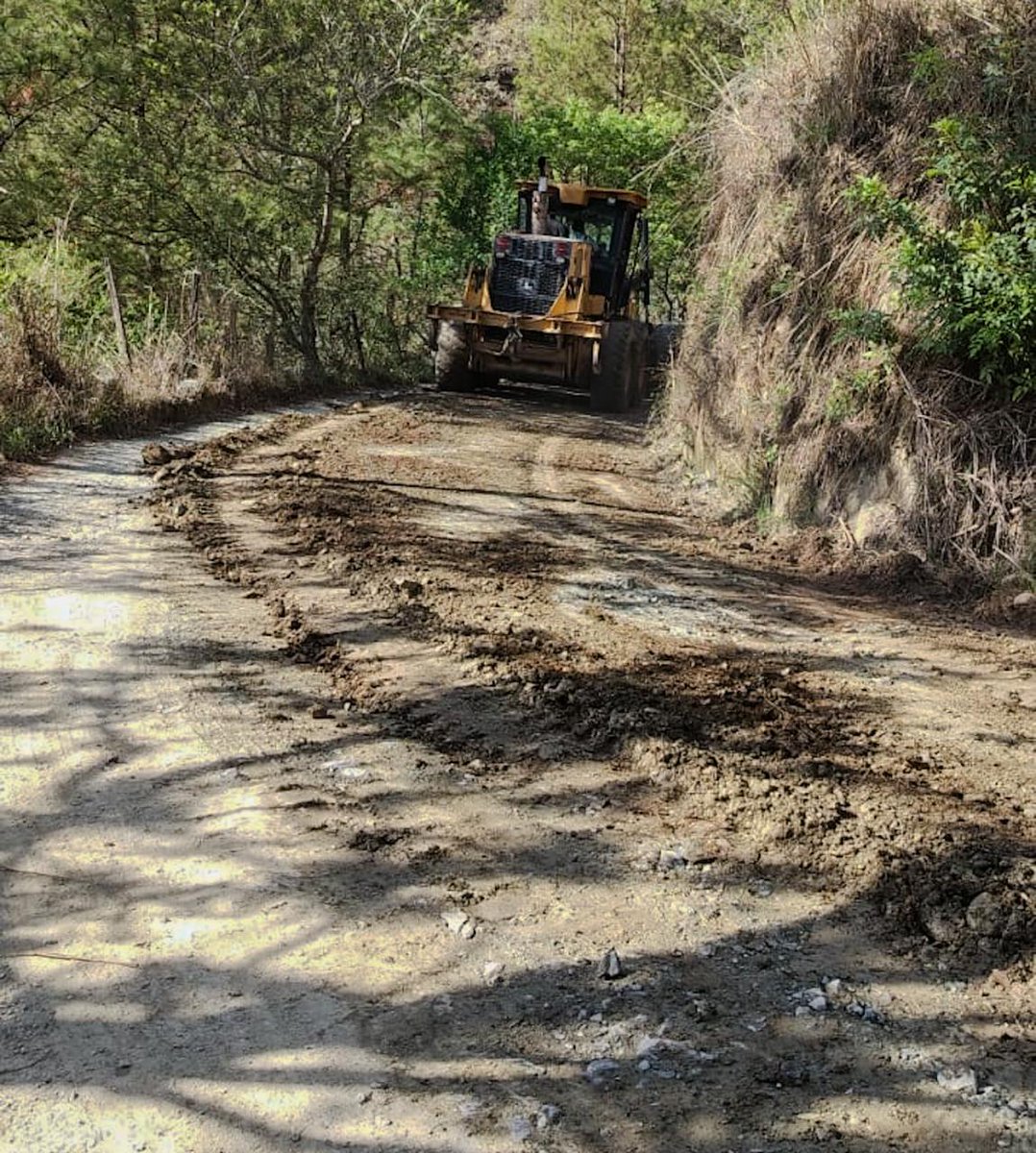 CAMINOS_CIV's tweet photo. #CaminosAlDía | #BajaVerapaz
Más de 1,000 habitantes de Salamá serán beneficiados con los trabajos de mantenimiento que iniciamos en la ruta CR-BVE-09, tramo: Llano Grande – El Amate. 🚧
Nuestra Zona Vial No. 14 continua la reposición de balasto, conformación, regado de agua y https://t.co/oJ7klYvgTX