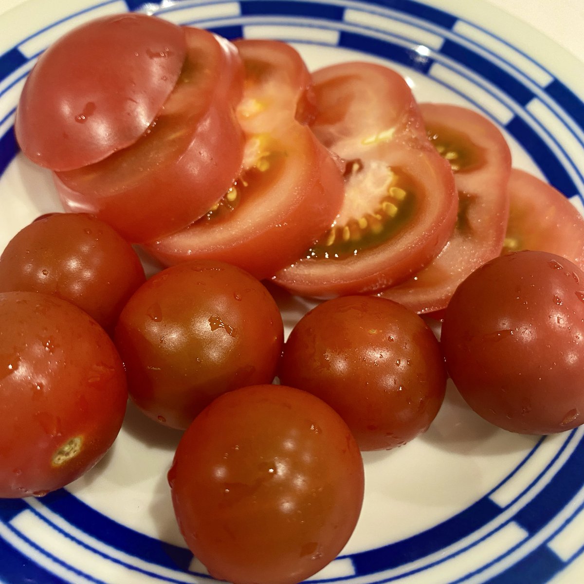 eightoot's tweet photo. これは我が家の4歳が夕飯にリクエストしてきたものです。
（「おおきいとまととちいさいとまとね。おおきいのはきってね。ちいさいとまとはろっこね（原文ママ）」） https://t.co/aOYSybisuU