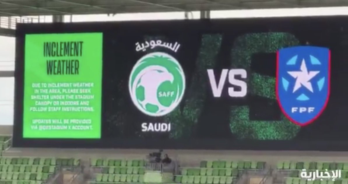 DataFutebol's tweet photo. Preparados? O amistoso entre Arábia Saudita e Porto Rico foi paralisado por conta de ameaça climática.

A pausa já dura 30 minutos. 

Isso deve ser comum na Copa do Mundo.. https://t.co/x1dD4zVTRN