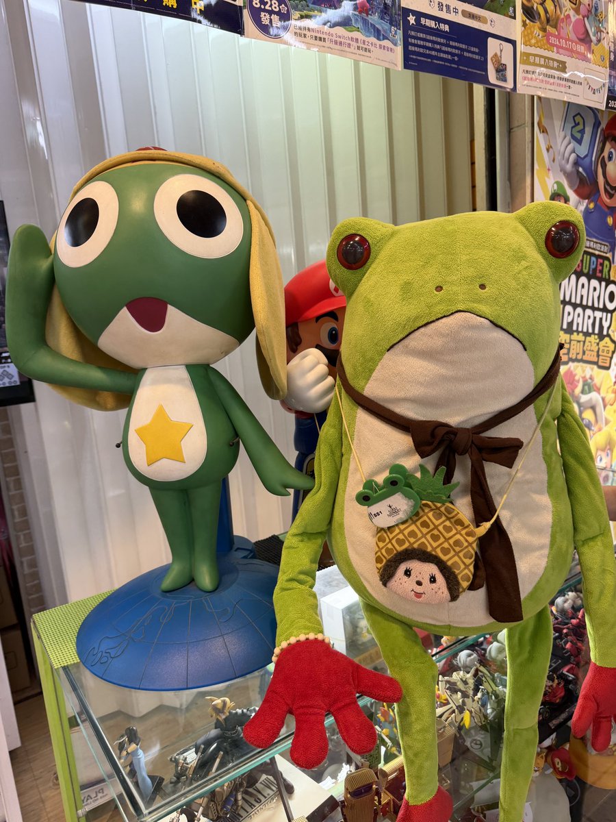 fst4400's tweet photo. @kero22kero 海外でもカエルを可愛いがってくれるのは、きっと軍曹のおかげかもしれませんね。このデザインの缶のビールをあちこちで聞いて探したけど見つかりませんでした。��内専用みたいです。ケロ子は桃が届くのを待っているようです。最近なぜか忙しくて余裕が無くなりました。ケロ達は元気です！ https://t.co/PkqKD0Nm6O
