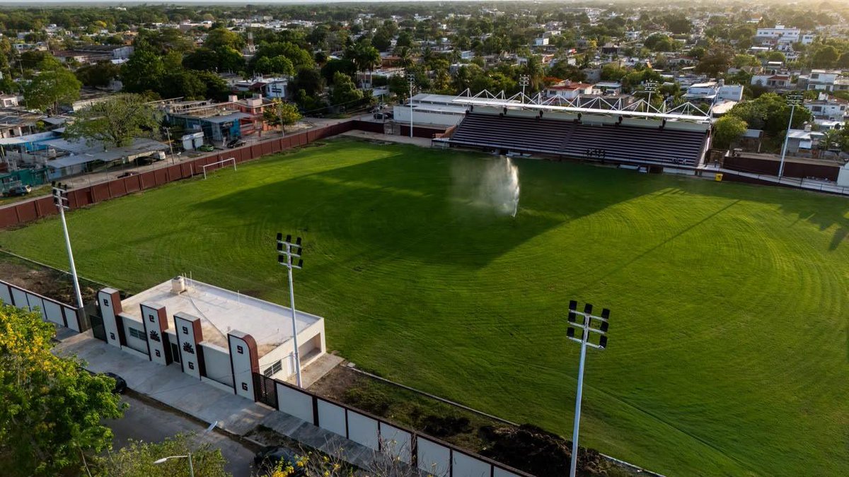 YensunniMtz's tweet photo. Hace 48 años, este suelo fue testigo de los primeros pasos, los primeros gritos, las primeras victorias. El Estadio 10 de Abril ⚽️ no es solo concreto y césped es la memoria viva de una ciudad, el escenario donde generaciones enteras aprendieron que el esfuerzo, la pasión y el sacrificio siempre tienen recompensa.

Porque Chetumal merece un estadio a la altura de su historia. Hoy, el Estadio 10 de Abril renace. Renovado en cada rincón, fortalecido en su estructura, y listo para recibir con dignidad a quienes lo hacen grande: su gente.

Agradecemos a nuestra Gobernadora Mara Lezama, por hacer propicia a la altura de nuestra ciudad capital la inauguración de nuestro Estadio, con este gran evento.