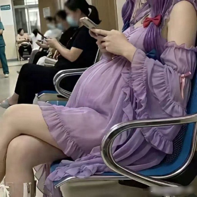 xiaxiaqingzi's tweet photo. 现在的孕妇都这么时髦的吗？我表示欣赏不来 https://t.co/pU9aA16BZQ