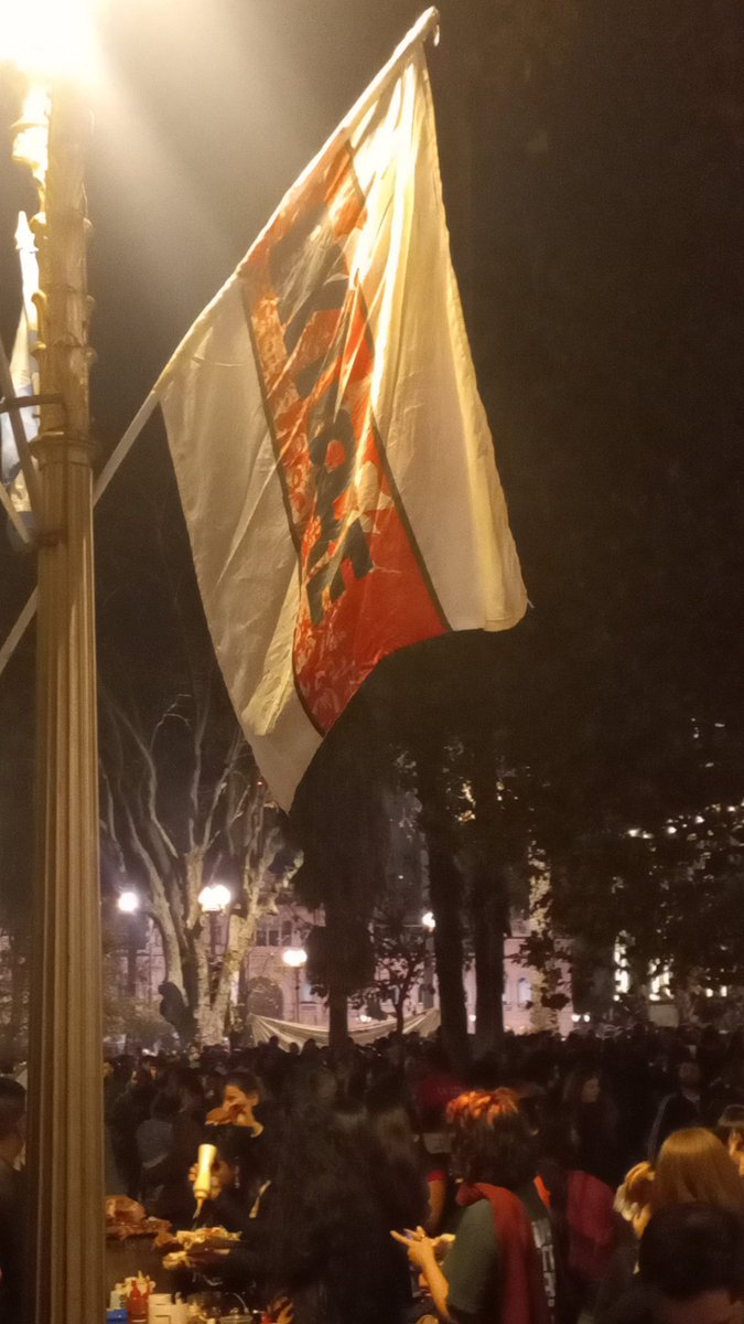 RiverLPM's tweet photo. Banderas nuestras presentes en la despedida al Indio en Plaza de Mayo ⚪🔴⚪🎸 https://t.co/3T20awrWWm