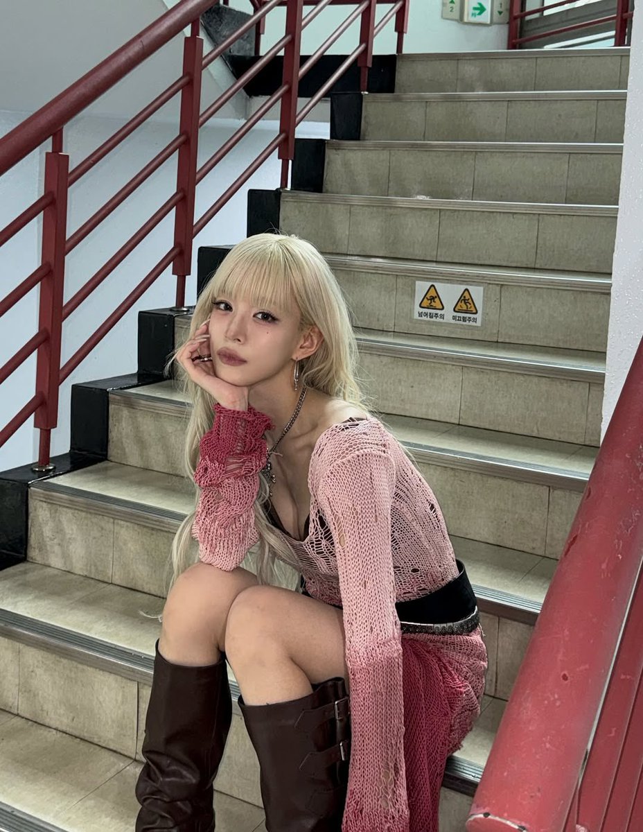 rikurity's tweet photo. i’d do anything for blonde chaeyoung to return https://t.co/wn9AZqYwZx