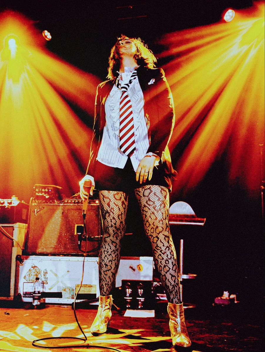 andchloeislike's tweet photo. Running with the sun in your eyes | @MARMOZETS at @O2AcademyOxford https://t.co/DyX0wp6GFy
