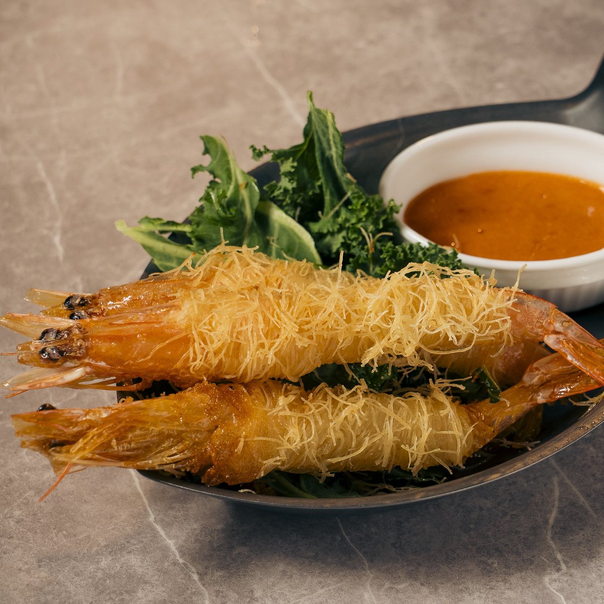 UMIbarSHINJUKU's tweet photo. 🦐サクサク食感がやみつき！

UMIバル新宿おすすめの一品
**「海老のカダイフ」**✨

プリッとした海老を極細のカダイフで包み、香ばしく揚げました！
外はサクサク、中はジューシー。特製ソースとの相性も抜群です🍺🍷

週末のご褒美に、ぜひお召し上がりください！

#UMIバル新宿 #新宿グルメ #海老 https://t.co/nvuExNFmvU