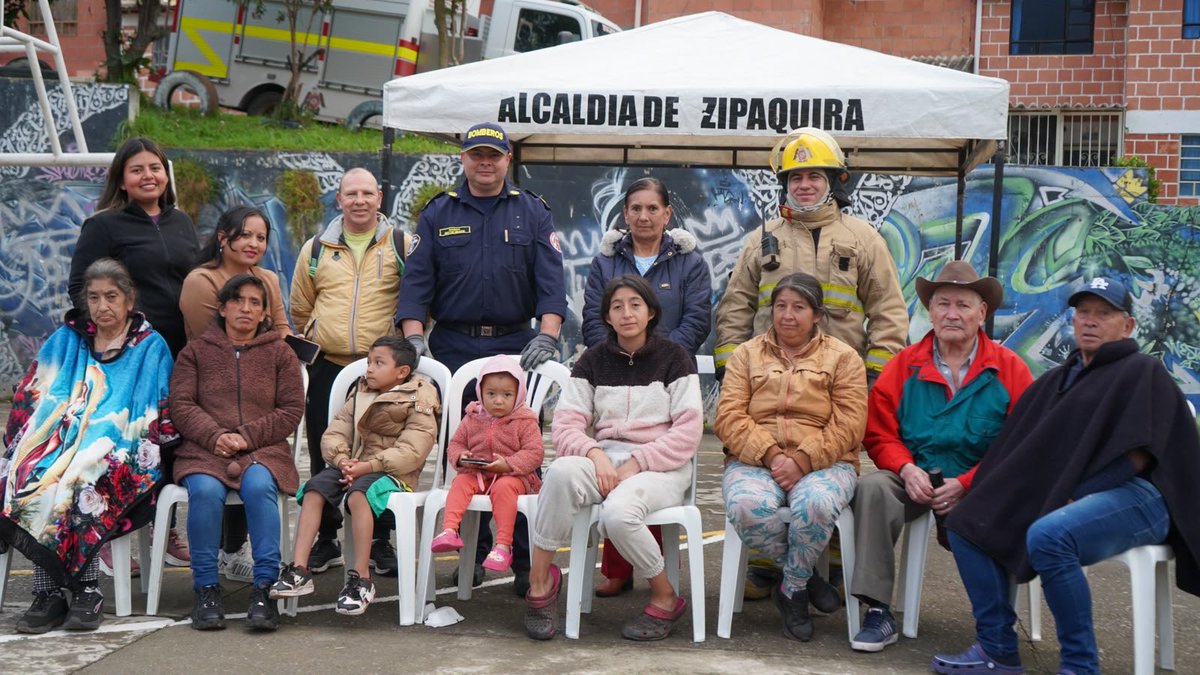 BZipaquira's tweet photo. 🧑‍🚒Hoy llegamos al Barrio Zipavivienda.

⚠️Junto a la Secretaría de Seguridad y Convivencia y su Grupo gestión del riesgo,  llevamos una capacitación teórico práctica en control del fuego y manejo de extintores.

Comunidades preparadas,vidas protegidas.

¡Bomberos Zipaquirá💚🤍❤️ https://t.co/oQyz3hr9vW