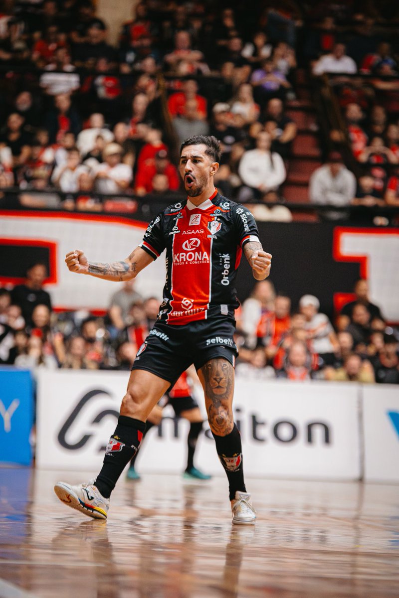 Ferfutsal17's tweet photo. ✋🏼🦁🤚🏼Sábado é dia de clássico! ⚔️ 
🏆 @lnfoficial 
🗓️ 6 de junho, sábado
⚽️ JEC/Krona x Jaraguá
⏱️ 16h30
🏟️ Centreventos Cau Hansen
🎫 A partir de terça-feira, 11h, no Ingresso de Vantagens.
Transmissão:
🖥️ LNF TV
📺 X Sports
📻 CBN Joinville
📻 ND FM

#JECFutsal https://t.co/YGFVP995rL