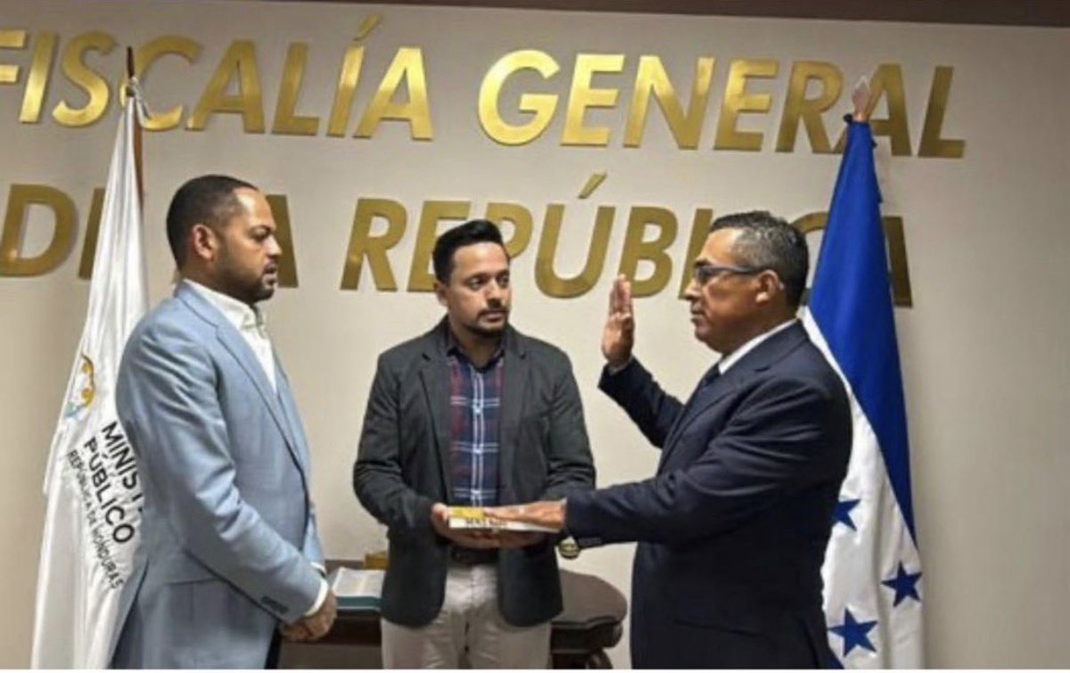 RomuloRME's tweet photo. Ni tres meses duró Ramiro Muñoz, como director Nacional de Lucha contra el Narcotráfico!

El Consejo Nacional de Defensa y Seguridad nombre al comisionado en condición de retiro Ever Danilo Mejia … A ver que pasa, si es que pasa algo ! https://t.co/Fr85uElEBH