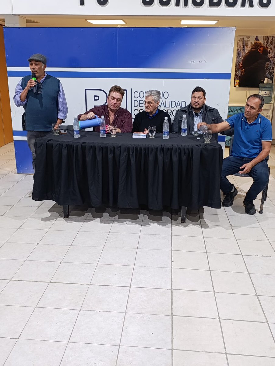 FitaGustavo's tweet photo. Hoy dimos un paso importante para el peronismo de Chubut.

Acompañé el inicio del Primer Nivel de la Escuela Superior Peronista, una propuesta de formación política y doctrinaria que comenzó en el Consejo de Localidad de Comodoro Rivadavia y que proyectamos llevar a cada rincón de la provincia.

Creemos en un peronismo que estudia, debate, escucha y se prepara para los desafíos del presente. La formación no es un ejercicio del pasado; es un instrumento para comprender mejor la realidad y construir respuestas para el futuro.

Quiero agradecer al Consejo de Localidad de Comodoro Rivadavia por impulsar esta iniciativa y abrir sus puertas para dar el primer paso de un camino que esperamos recorrer junto a todos los consejos de localidad de Chubut.

Tenemos la convicción de que la mejor manera de fortalecer nuestro movimiento es formar compañeros y compañeras comprometidos con su comunidad, con vocación de servicio y una mirada colectiva de la política.

Porque la comunidad organizada no es una consigna del pasado: es una herramienta vigente para construir una sociedad más justa, más solidaria y más humana. Ese es el desafío que tenemos por delante y el camino que elegimos recorrer juntos.

#Chubut #ComodoroRivadavia #Peronismo