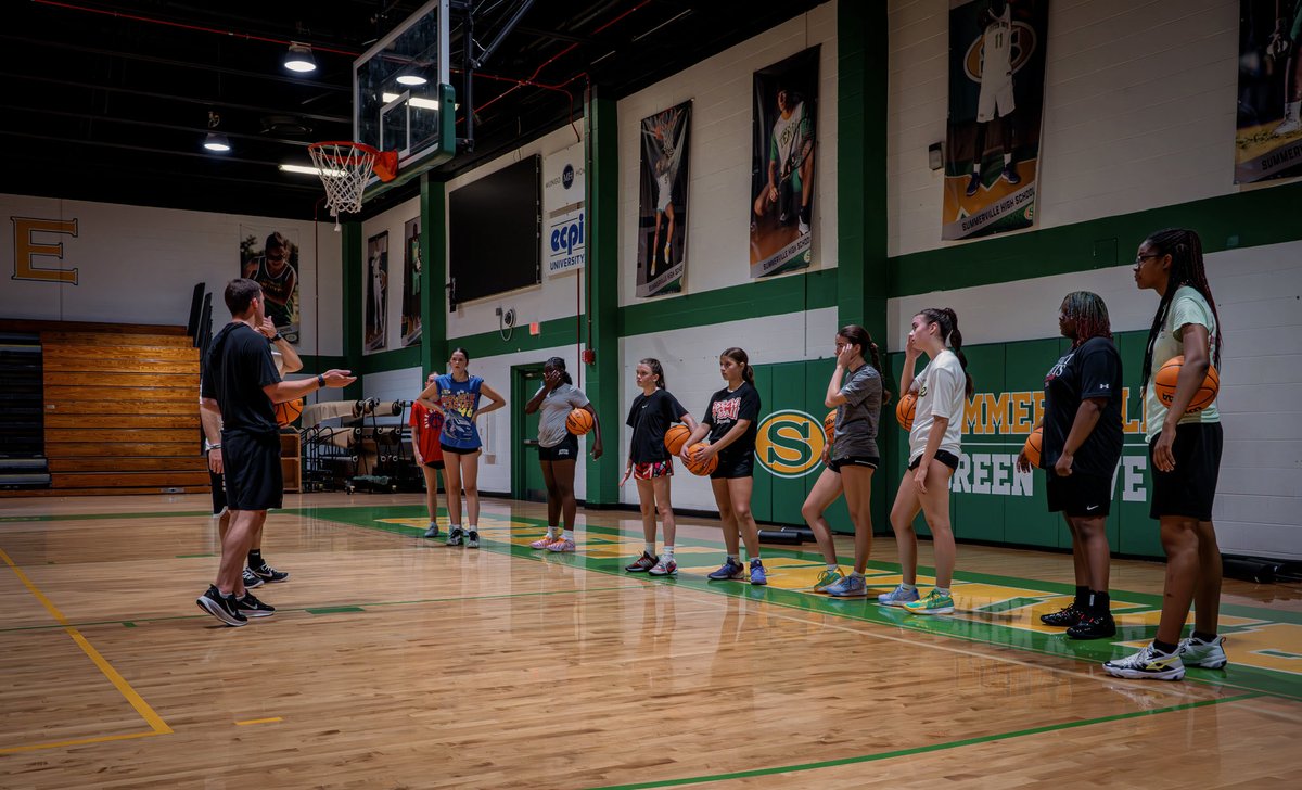 SummervilleGBB's tweet photo. Back in action for June workouts!

#GoBigGreen | #2GETHER | #VilleMentality https://t.co/XKpv6v4Zyi