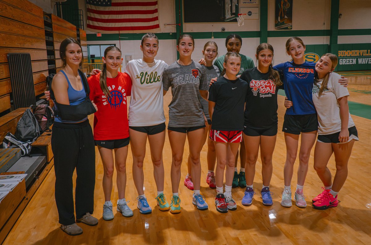 SummervilleGBB's tweet photo. Back in action for June workouts!

#GoBigGreen | #2GETHER | #VilleMentality https://t.co/XKpv6v4Zyi