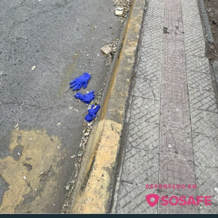 Alpicinoguy's tweet photo. Oh, hueón, los ratis dejaron caleta de guantes esparcidos por la calle. Es increíble. Chile parece haber perdido cualquier noción de rigor. Todo se hace con una mezcla de improvisación, descuido y conformismo que atraviesa instituciones, profesiones y clases sociales por igual. https://t.co/f2uoAqwFv4