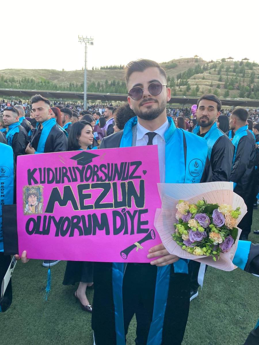 __ahmetbey's tweet photo. “4 yıl boyunca rekreasyon yönetimi okudum. Sonuç olarak boş zamanın ne kadar değerli olduğunu öğrendim ama mezun olunca boş zamanım da kalmadı.” 🎓😂

#siirt #üniversitesi #mezuniyet https://t.co/j8vHBQNnEJ