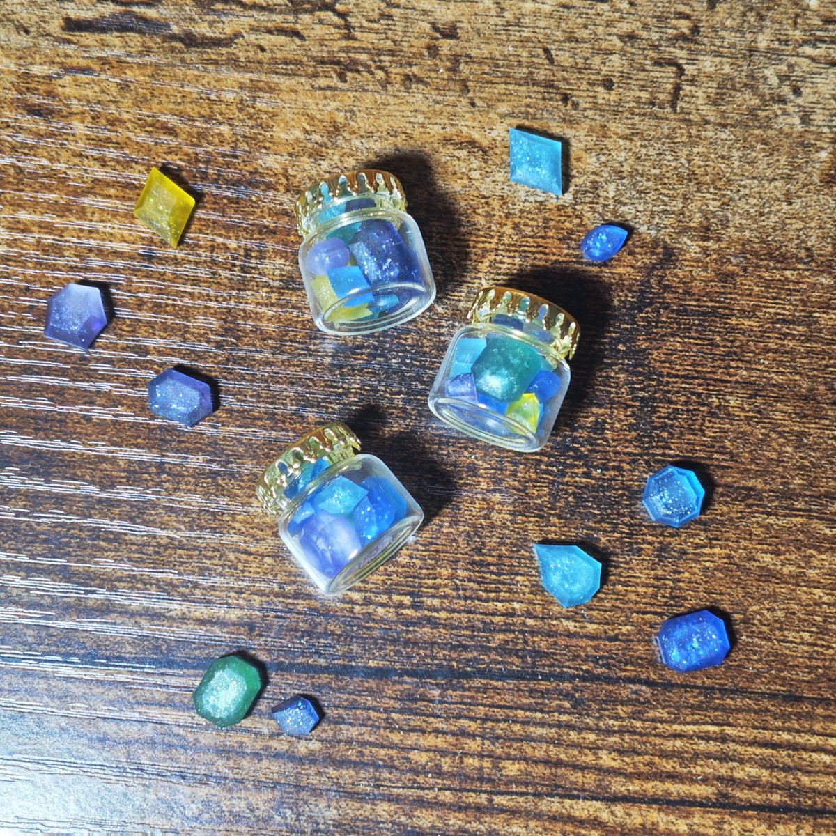 nekoitiomoti's tweet photo. 【NEW】幻想琥珀糖(小瓶入り)
喫茶月明かりという夜にだけ開く不思議な喫茶店で販売される琥珀糖を詰めたお持ち帰り用商品。大きなお客様から小さなお客様までどなた様でも購入出来ます。

1個  850円
 #靑色研究所 https://t.co/3qTnW3CuxS