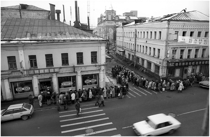 Dzerlag's tweet photo. @CharlesRume Ts ts ts... Vouloir reconstituer l'URSS et ne même pas réussir à instituer des queues dignes de ce nom.

L'humiliation totale pour le kremlin. https://t.co/GKklB09nX2