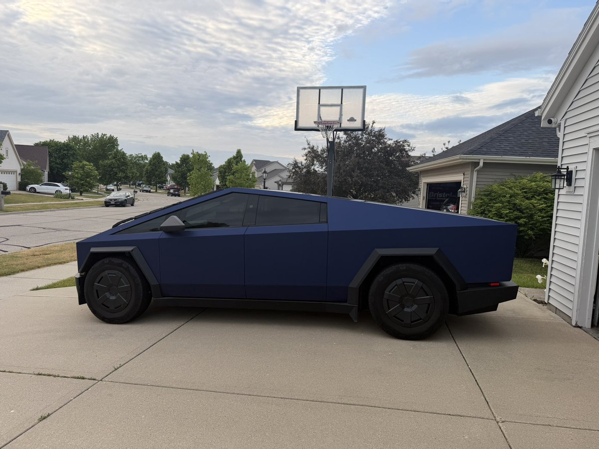 SDembraski's tweet photo. Everyone should have one of these in their driveway. 

Also in this color 😇 https://t.co/cmETA6SOFH