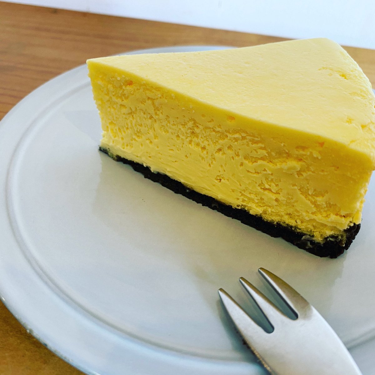 257COFFEE's tweet photo. 本日も9時から17時まで通常営業です。

週末のチーズケーキはチーズケーキwithオレオクッキーです。
本日もよろしくお願いします。
#257coffee
#チーズケーキwithオレオクッキー
#チーズケーキは土日のみ販売 
#レモンスコーンも土日のみ販売 
#テイクアウトもやってます https://t.co/Pw9Acllcax