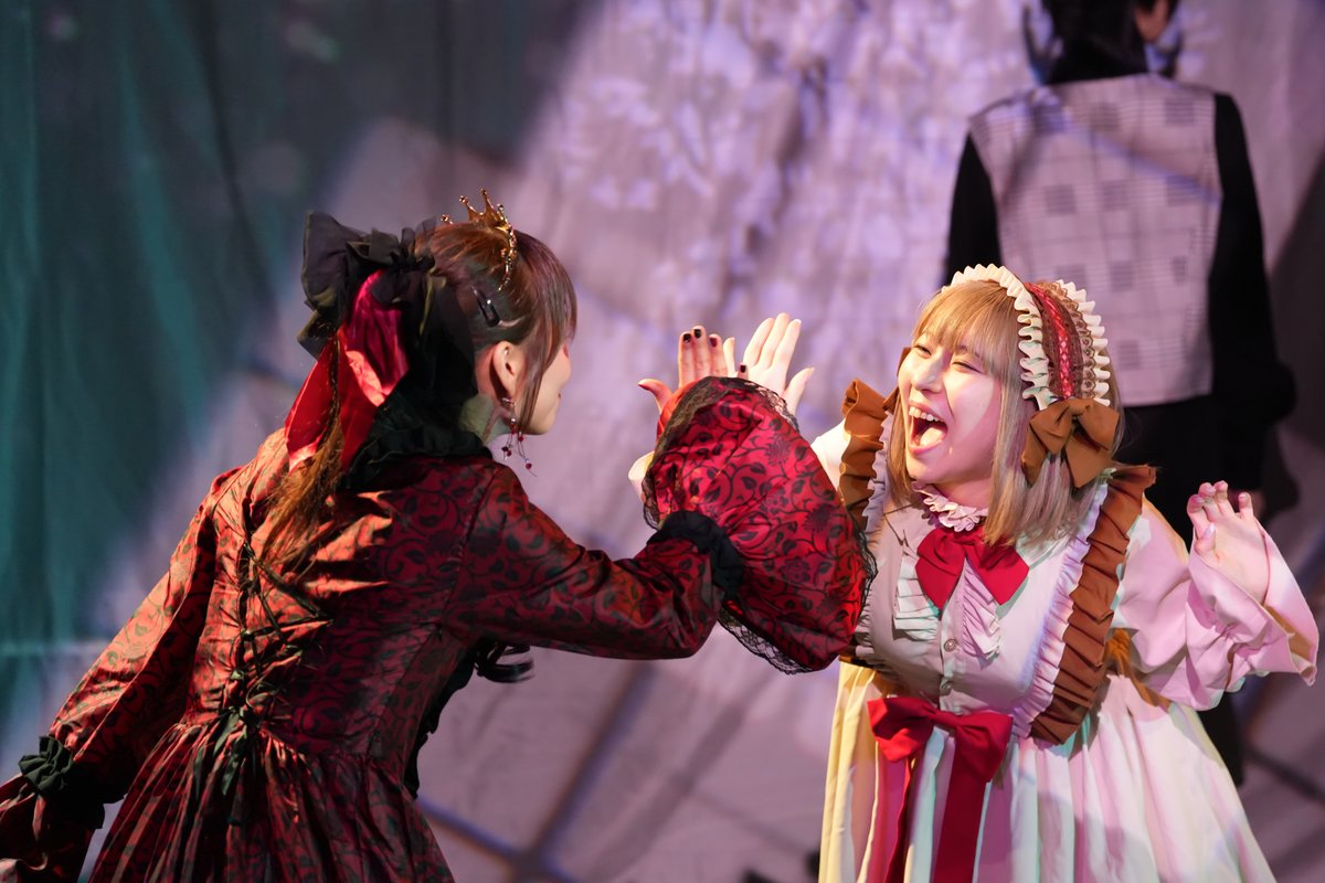 becin007's tweet photo. 舞台｢Alice in Helterland｣ 

 アリス 役
鈴綺やや(@yaya_suzuki0408)さん 
&amp;
 ハートの女王 役
坪井未来(@Miku_mi524)さん※ナナメ後ろ姿

#めちゃあり(終演後OP撮影会) https://t.co/sSMexx32Be