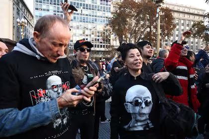 ejesdecom's tweet photo. Los temas del Panorama🌙

🔹Murió el Indio Solari y se reunieron fans en Plaza de Mayo para despedirlo. Todavía no se definió cuándo y dónde será el velatorio.
🔹Paso financiero: El BCRA aprobó la compra de Banco Voii por parte de la fintech Cocos. 
🔹Causa Antonini Wilson: El procurador Casal pidió a la Corte Suprema anular la absolución de Julio De Vido.

🔗https://t.co/PTL5zFDGnw