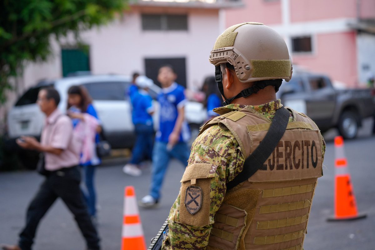 FUERZARMADASV's tweet photo. En apoyo a la @PNCSV, nuestros soldados brindan seguridad en los alrededores del estadio Las Delicias, en Santa Tecla, donde esta noche se realiza el encuentro amistoso internacional entre las selecciones femeninas de El Salvador y Costa Rica. ⚽️🇸🇻🇨🇷 https://t.co/q7TlbR3rhj