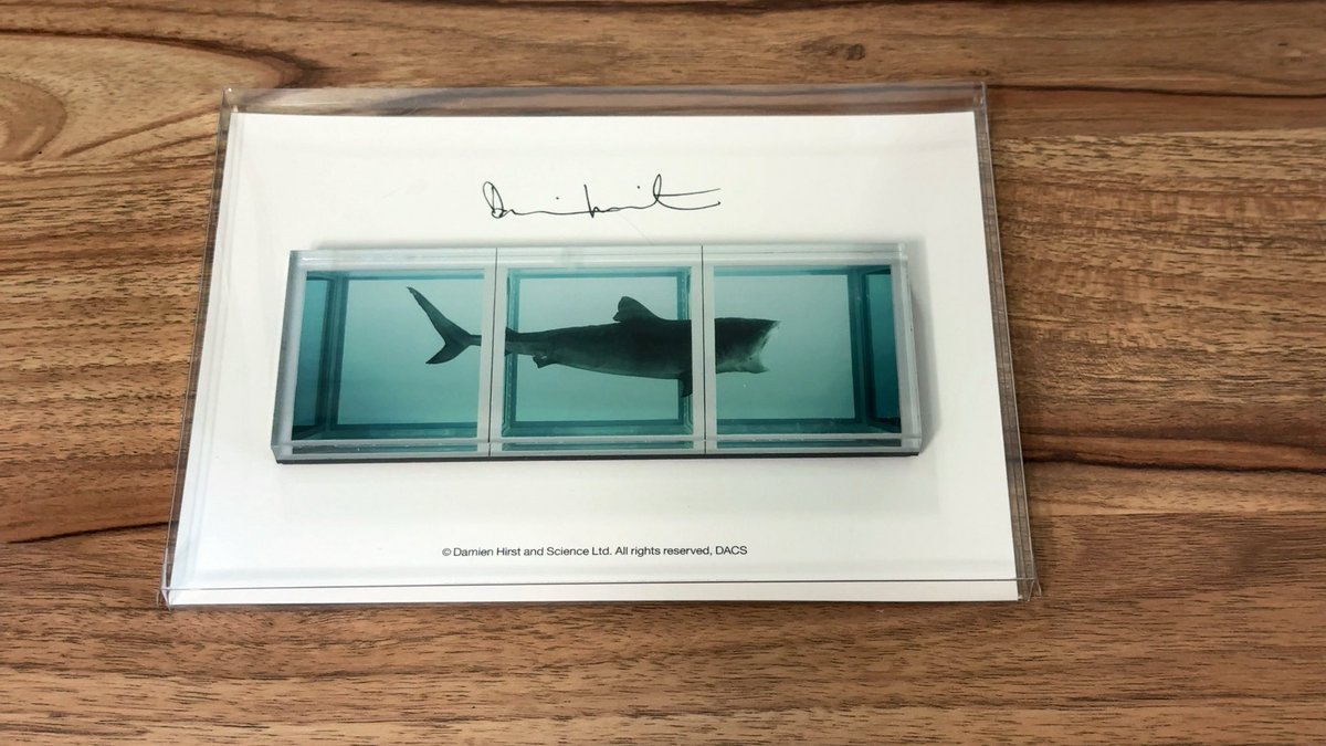doroid758's tweet photo. 「DAMIEN HIRST  - NOTHING IS TRUE BUT EVERYTHING IS POSSIBLE」
ミュージアムショップでグッズ購入。
展示で観た方向が逆なのが､､､。 https://t.co/7EsPAvSyUy