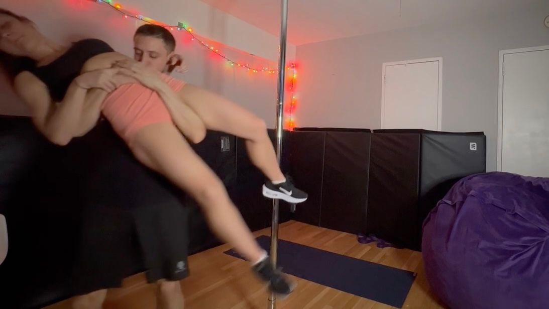 QueenBrigit's tweet photo. Brigit showed up for yoga. Elliot showed up with something else in mind. One spontaneous lift and carry later, the flirting was impossible to miss. Then Brigit took her turn carrying him.

#liftandcarry #brigitheart https://t.co/clXoOIv7YZ