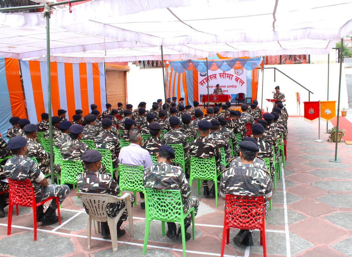ShqSsb's tweet photo. दिनांक 05 जून 2026 को क्षेत्रक मुख्यालय, सशस्त्र सीमा बल, अल्मोड़ा में श्री सुधांशु नौटियाल ,उप-महानिरीक्षक की अध्यक्षता में माह “मई”-2026 का सैनिक सम्मेलन आयोजित किया गया । महोदय द्वारा उचित  दिशा-निर्देश दिये गए एवं इस माह के हसमुख कार्मिक को सम्मानित किया गया ।
@SSB_INDIA https://t.co/14lURkjzCS