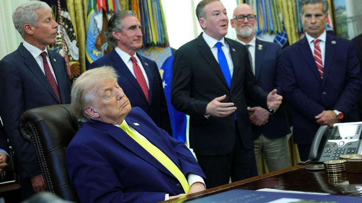 snopes's tweet photo. Video from a June 4 event at the Oval Office shows Trump appearing to nod off several times. The White House denied claims that the president fell asleep. https://t.co/qGLk5bSl7Z https://t.co/Ov7dDFnxNH