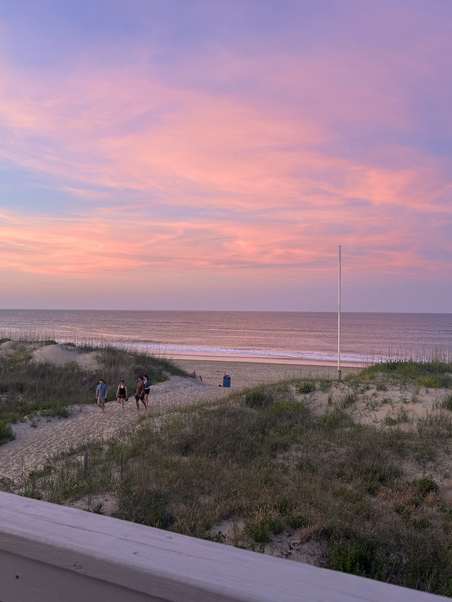 TomMcMillan63's tweet photo. Great sky as the sun starts to set in Kill Devil Hills, NC tonight https://t.co/K5Ri8L5Szv