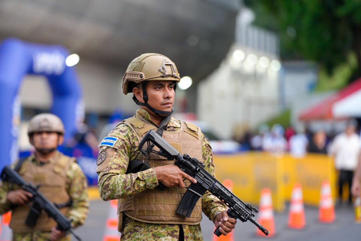 DefensaSV's tweet photo. Como parte del #PlanControlTerritorial, brindamos seguridad en el Estadio Las Delicias, Santa Tecla, para que la afición disfrute con tranquilidad del encuentro entre las selecciones femeninas de El Salvador y Costa Rica. 🇸🇻

Nuestra @FUERZARMADASV, en apoyo a la @PNCSV, garantiza el orden durante esta jornada deportiva.