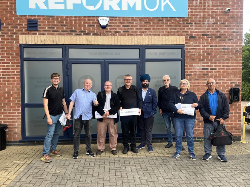 ReformDaily_'s tweet photo. 🚪Reform Team Bexley have been out doing their bit for Makerfield, helping Rob Kenyon’s campaign ahead of polling day

Campaigners are travelling from across the country to support the push for change in Makerfield

#Makerfield #RobKenyon #ReformUK #VoteReform #June18th [@ReformBexley]