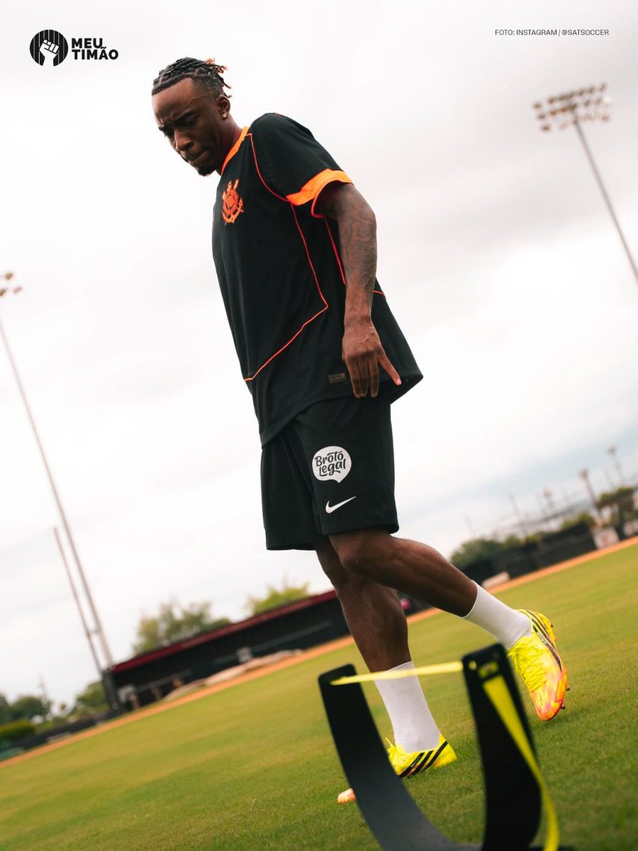 MeuTimao's tweet photo. Noni Madueke, atacante do Arsenal e da seleção da Inglaterra, treinou hoje em sua preparação para a Copa do Mundo com o uniforme completo do Corinthians 🔥

📸 Instagram / S.A.T. Soccer https://t.co/1SMoMIClPa
