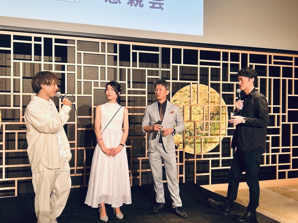 yuukikodera's tweet photo. 昨夜は『静かな人はうまくいく』小原康照さんの5万部突破記念イベントだったので、彼との思い出を振り返っていたら、ちょうど１年前の昨日「一生の記憶に残る仕事をしよう」とやりとりしてた。この日言ったように一生ものの仕事を一緒にできて嬉しいです。ずっと戦友！まだ旅は始まったばかりだけど。 https://t.co/U9omPXIEMk