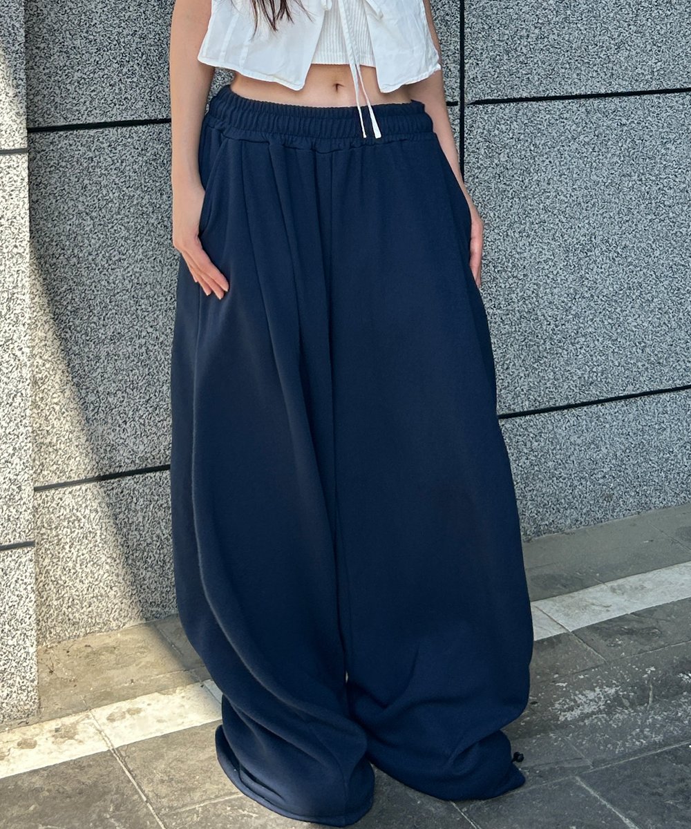 fuzzyscan's tweet photo. #팔로우 #RT #맘찍 
런던포켓 커브드 벌룬팬츠 네이비
뒤포켓 자수,,포인트..𖤐𖤐
긴바지여도 여름에 입기 좋은 두께감이라 하나도 안덥고
바람 잘통해서 좋음! 그리고 밑단 스트링으로 기장 핏 조절 가능
와이드한핏 좋아하는 사람 무조건 추천!
이상,,직접 입고 여행 다녀온 퍼지 담당자 찐후기였슴돠!!!

https://t.co/MhrTH5so0f