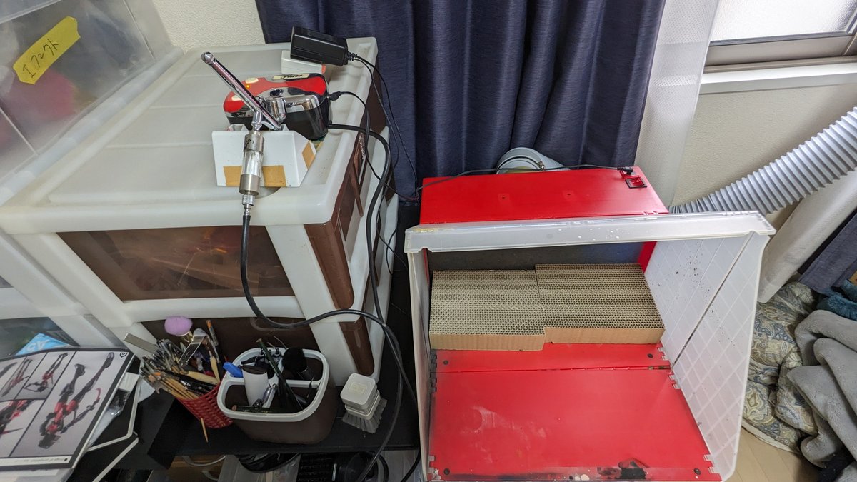 sennukisoft's tweet photo. まーたアパートの給湯器が故障し、
連絡すると修理が15日になると言われ、
１週間風呂なし生活に…！

同人作業も夕飯作りも食材の買い出しもイヤになり、
現実逃避で、エアブラシ作業ができるように
電源つないでみるかと思ったら、

そこは衝動性の化物、気づくと
テストピースを吹いていたのだった https://t.co/CjQJ7BRJjh