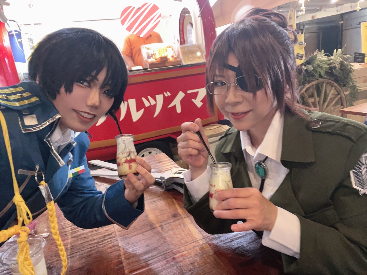 nivenivean's tweet photo. ⚠️コスプレ写真
まーさんハンジさんと沢山買い食いした🤣
プリンもレモネードもソフトクリームも
美味しかった💖
買い食い付き合ってくれたり
ひらみくれたりほんとにありがとうね💕

#0531舞鶴赤レンガパークコスプレ
#大型併せするぞー https://t.co/9qZNev4Jgl