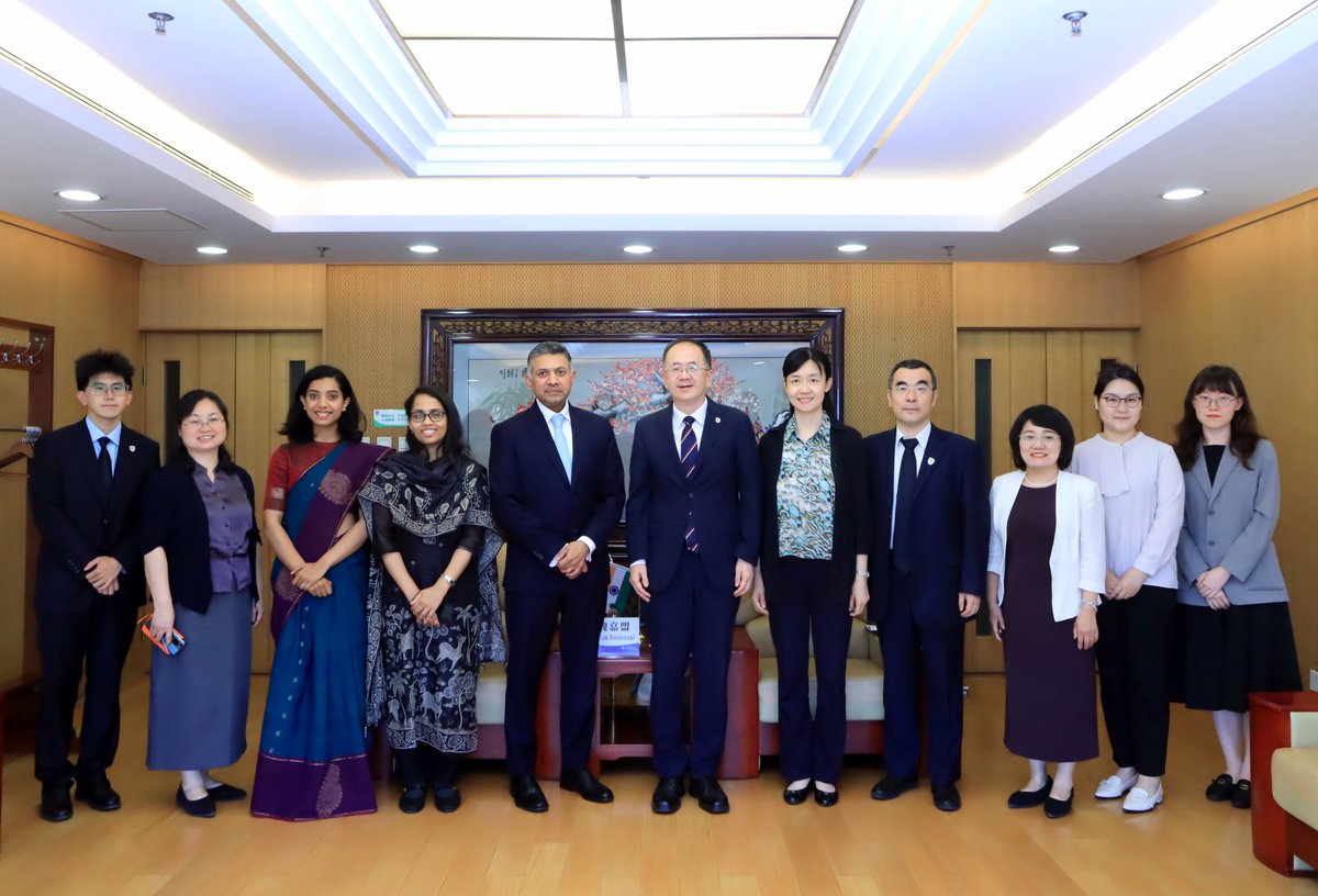 EOIBeijing's tweet photo. At the invitation of Beijing Foreign Studies University (BFSU), Ambassador @VDoraiswami met the students and witnessed their impressive achievements in learning Indian languages, including Tamil, Hindi, Bengali, and Sanskrit. He was also briefed on instruction in Pali, Punjabi, and Urdu, including during his meeting with University President Jia Wenjian, who spoke about BFSU’s capabilities in more than 100 foreign languages.

@MEAIndia @IndianDiplomacy @iccr_hq @PIB_India