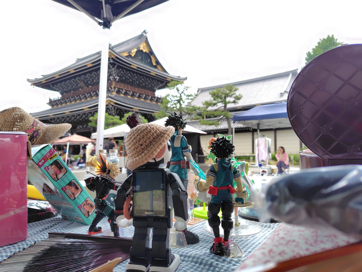 IZUMAH's tweet photo. 東本願寺のフリマに
ボク出されてる？
#ロボホン https://t.co/vRLQuQbbtX