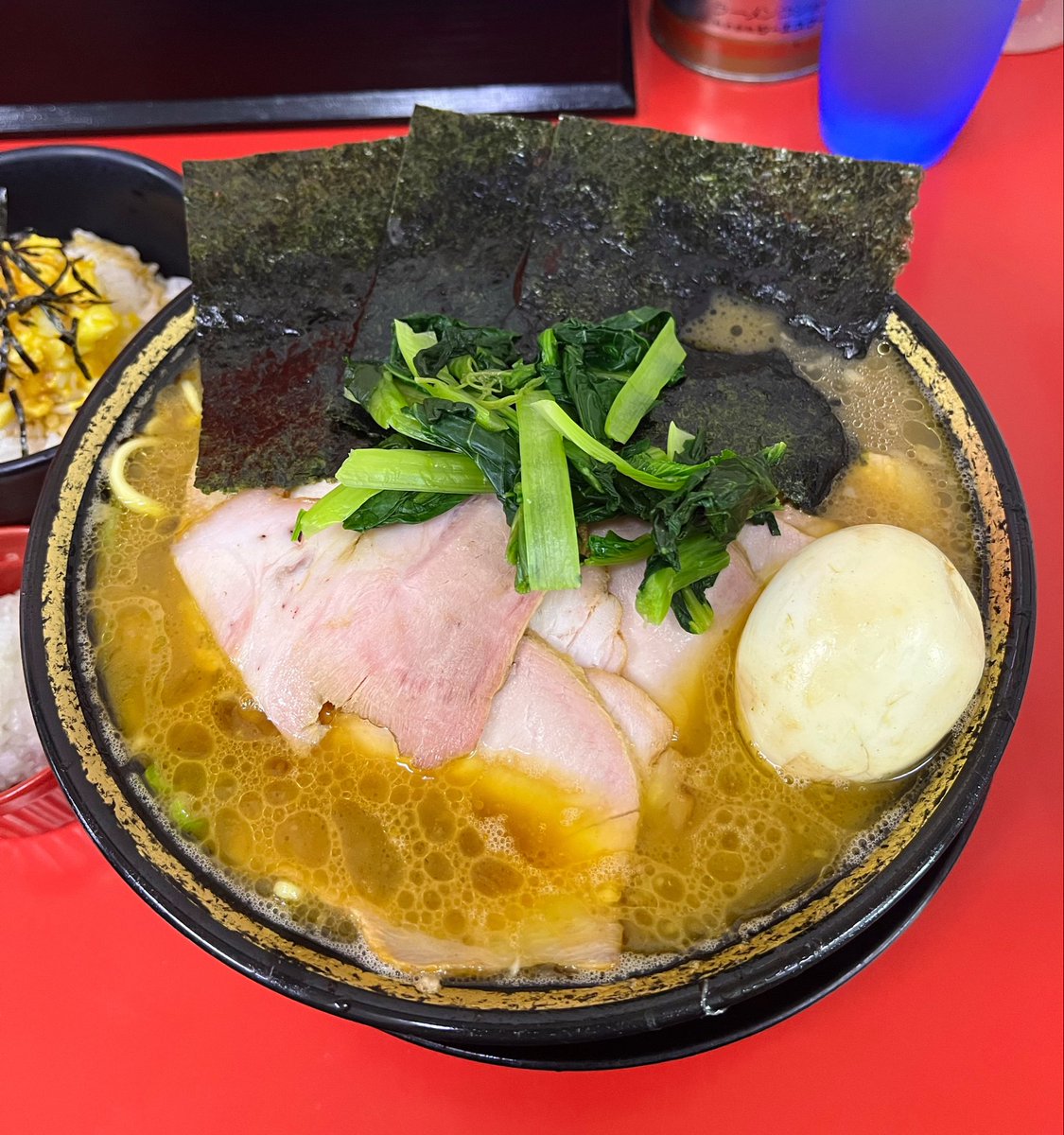 Kxx5L's tweet photo. #はじめ家
#吉村家直系
#家系総本山

『チャーシュー麺』  大盛り

チャーシュー マシマシ
玉ねぎ
味付け玉子(燻製)
玉子まぶしご飯

黄金に輝いちゃって ヤバッ
 こりゃまた(ﾟдﾟ)ｳﾏｰ!! https://t.co/UFyTrnwLBJ