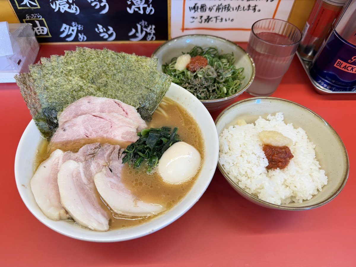 morinoP_NKC's tweet photo. ラーメン成瀬家

のり味玉ラーメン
豚増し、九条ねぎ、ご飯食べ放題

脂身という名の暴力！！

箸でギリギリ持てる柔らかさ

スープも最高！！
美味過ぎたーーーッ！！
#三宅店長の麺上げ https://t.co/c1xWAqNqsw