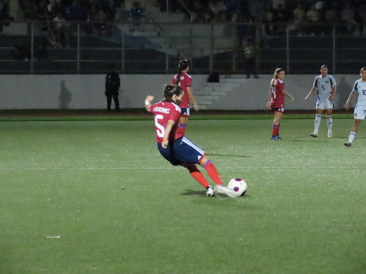 lagoleadasv's tweet photo. El Salvador y Costa Rica igualaron a uno en un amistoso muy peleado y entretenido. 

Anna Gilbertson para Costa Rica y Jackeline Velásquez anotaron los goles del encuentro.
📸 @fjcalei https://t.co/D1x1hdCopz