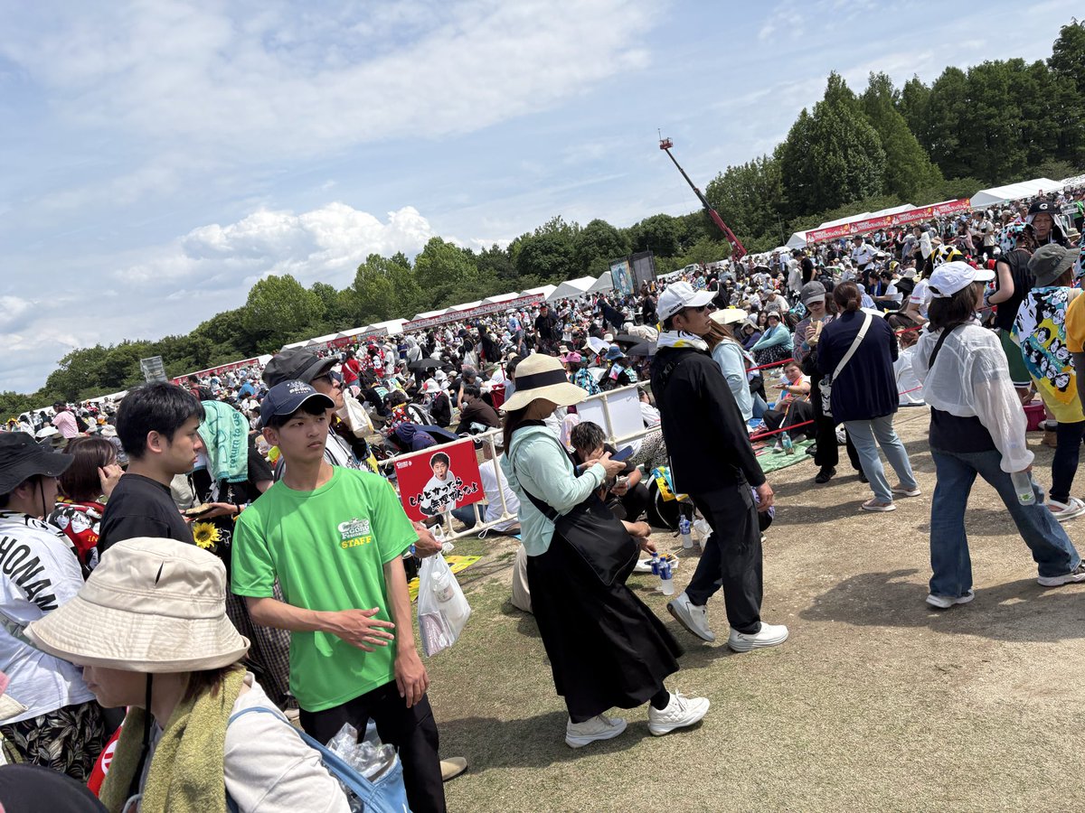 KokeGo0_V60904's tweet photo. エリアに帰れない、もしくは、はみ出した人たちがエリアの外にシート引いて休んでる
え？
エリアの意味なくね？
なんかもやるパート2
#ごぶごぶフェス https://t.co/GxadQweF6X