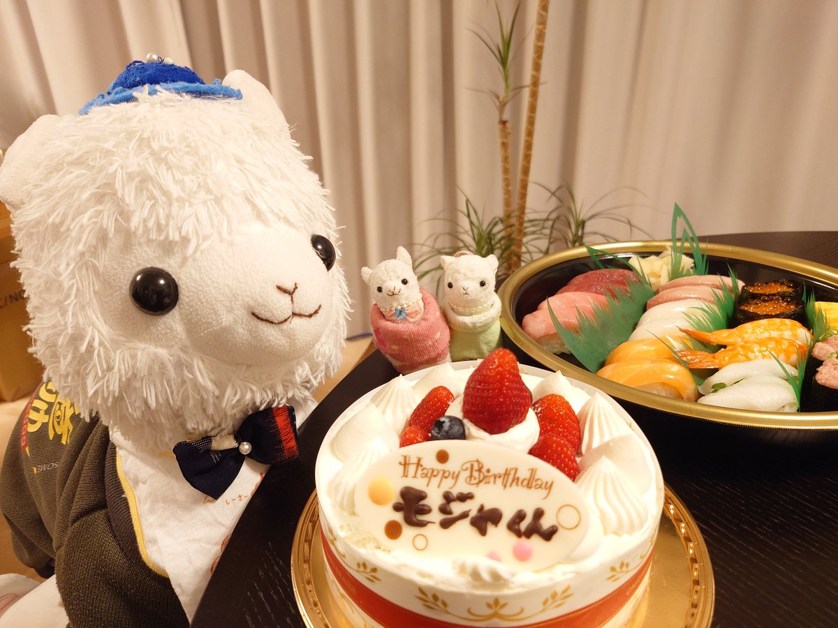 Mojayama2's tweet photo. モジャ、16歳のお誕生日のお祝いしてもらったの☺️🥳🎂🍣
#ぬい撮り #アミュキャラぬい撮り #アルパカッソ https://t.co/dbzZ780Chr