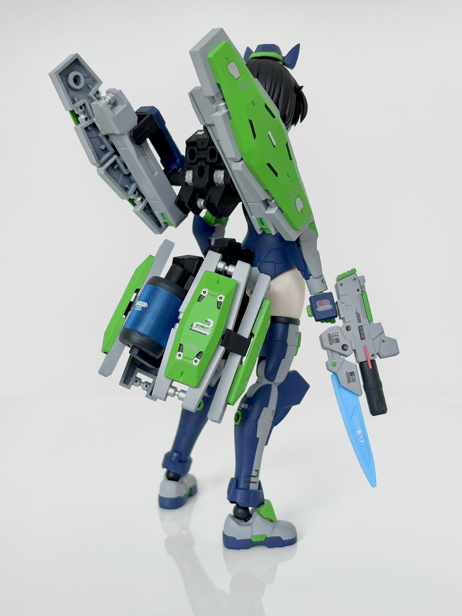 tsumioG's tweet photo. 『シールドユニット』
エクスメタル社が開発したセカンドウェア専用の新装備。
自律稼働する浮遊型シールドは対ビームコーティングを施している他、実弾によるダメージにも耐える堅牢な設計となっている。
腰背部に積載したチャージラックよりエネルギーを都度補充することで、長時間の運用が可能。 https://t.co/cV2PGCGC7M