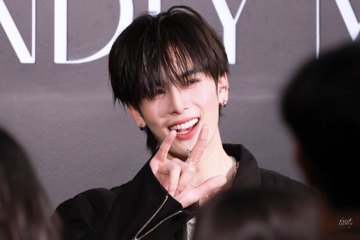 psiluvvu's tweet photo. 260606 :

ยิ้มหนวดแงวโผล่เยย🐾🐈‍⬛

SANTA BEAUTY BLACK CARPET 

#FriendlyMeBeautyxSanta https://t.co/l9FzgyxS6O