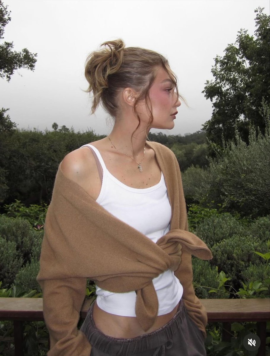 yslgirlx's tweet photo. Gigi hadid https://t.co/iEAVwZZyOJ