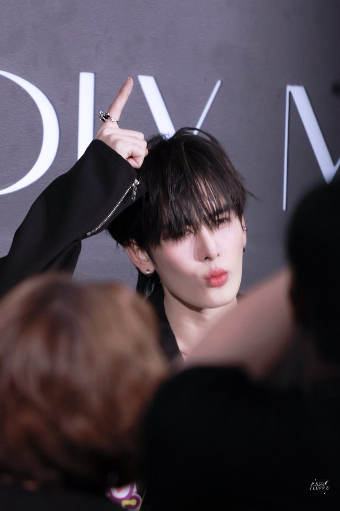 psiluvvu's tweet photo. 260606 :

ปะป๊าน้องเมี่ยงนี่นา มีเขาเหมือนกันเยยคับ🫵🏻

SANTA BEAUTY BLACK CARPET 

#FriendlyMeBeautyxSanta https://t.co/tr18fhZKTq