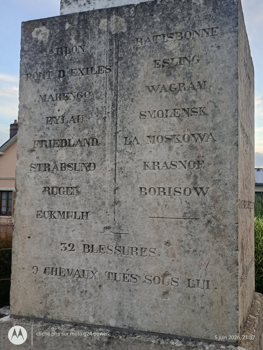 ThiChaplain's tweet photo. Une #statue d'un officier des Armées de la Première République, il a été officier puis #général sous l'Empire et général sous la #Restauration.  Né en 1770 à Gisors et mort en 1846 à Gisors. #Commandeur de la LH et Chevalier de Saint-Louis. Blamont a sa statue à Gisors. https://t.co/iHxzuxqf2T