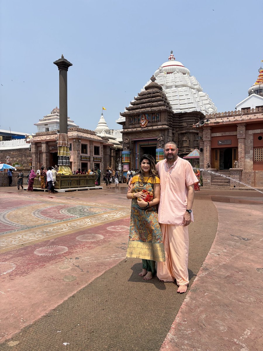 mohitkamboj_'s tweet photo. नीलांचल निवासाय नित्याय परमात्मने ।
बलभद्र सुभद्राभ्याम् जगन्नाथाय ते नमः ।।

ॐ अनंताय जगन्नाथाय नम: !! 
ॐ विश्वरूपेण जगन्नाथाय नम: !! 
ॐ नारायण जगन्नाथाय नम: !!

#जय_जगन्नाथ #Jagannath #Puri https://t.co/DfWO8PQUfw